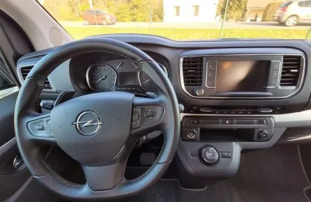 Tableau de bord d'un véhicule Opel avec volant et écran tactile