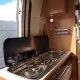 Cuisine compacte avec plaques de cuisson dans un camping-car moderne