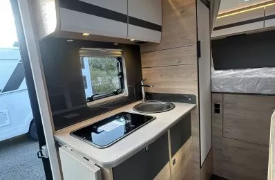 Intérieur moderne d'un camping-car avec cuisine équipée et éclairage LED