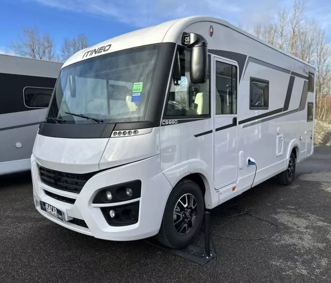 Camping-car Itineo blanc stationné sur un parking