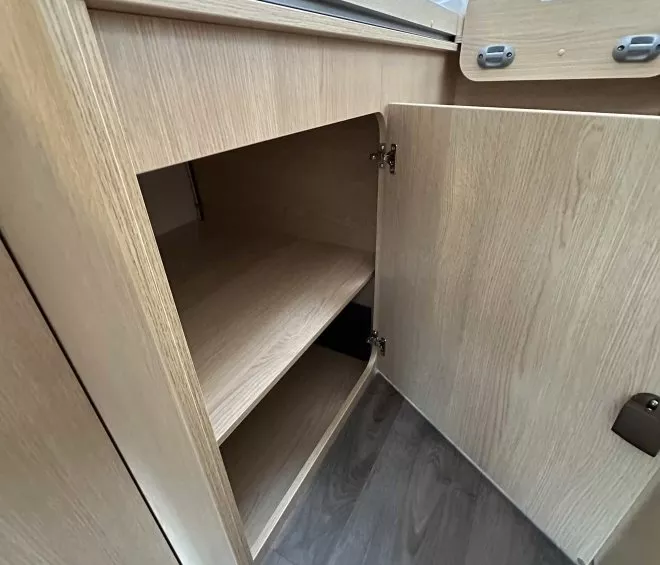 Placard en bois clair avec étagères ouvertes dans un espace moderne.