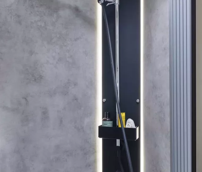 Douche moderne avec paroi en béton et éclairage LED intégré