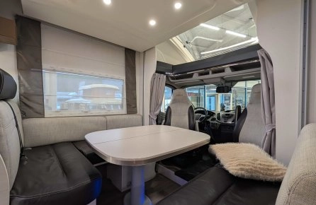 Intérieur d'un camping-car avec table et sièges confortables