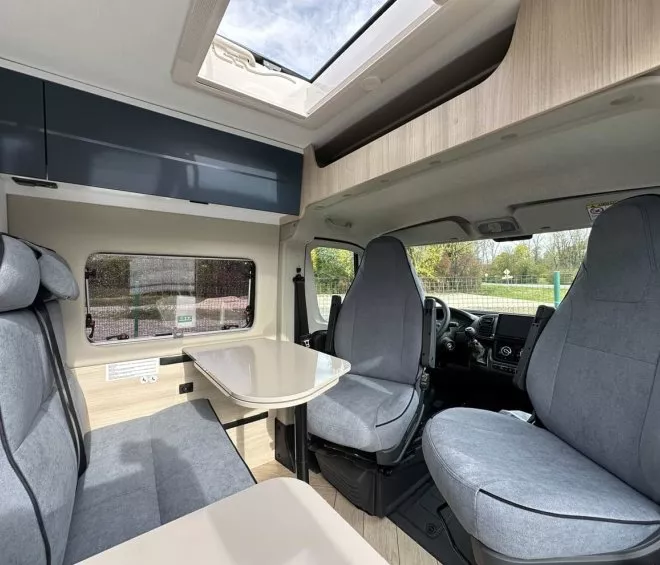 Intérieur d'un camping-car moderne avec sièges et table pliante