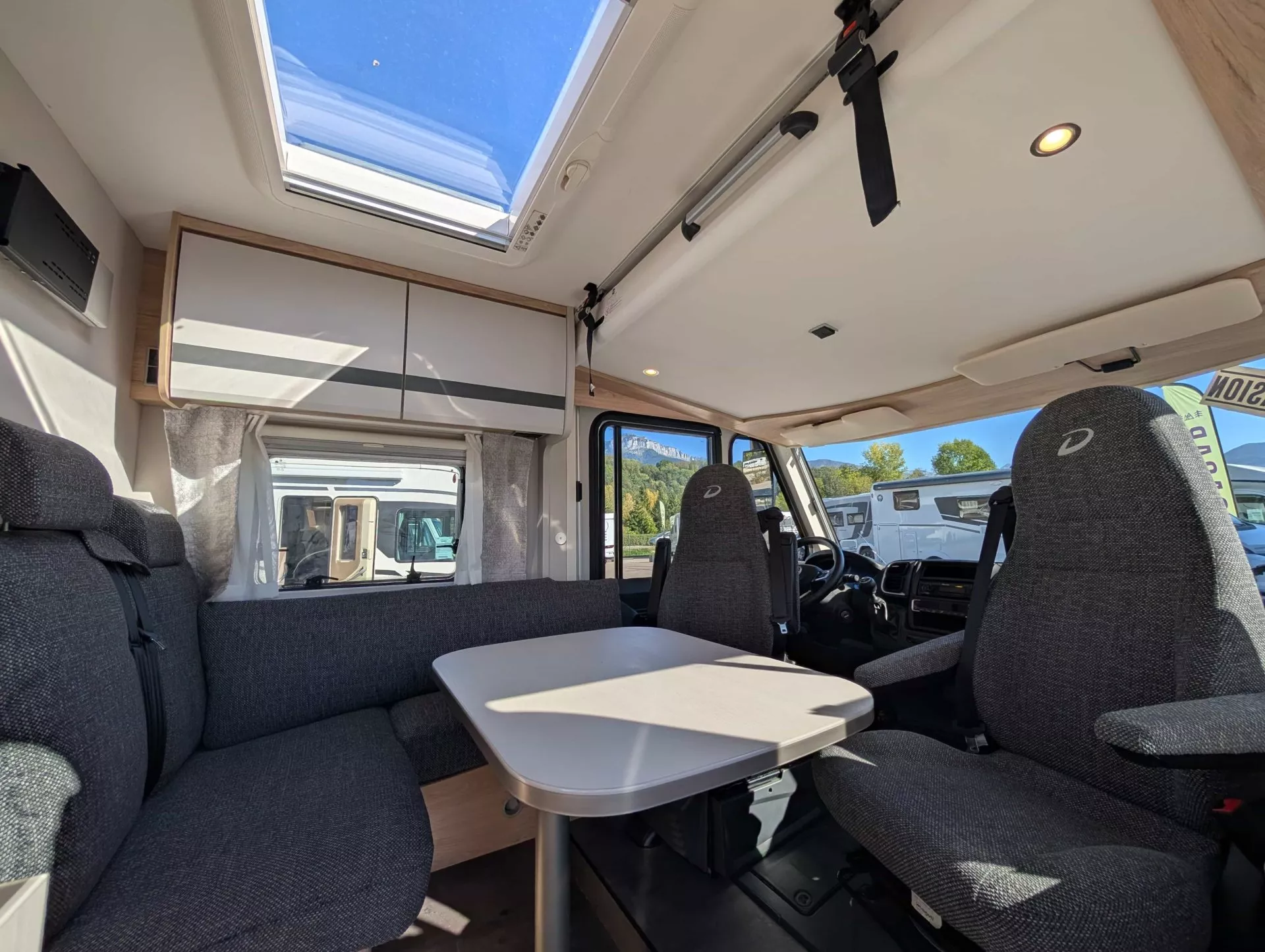Dethleffs globebus i6 gt white 4