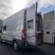 Fourgon aménagé Campérêve avec portes ouvertes sur un parking
