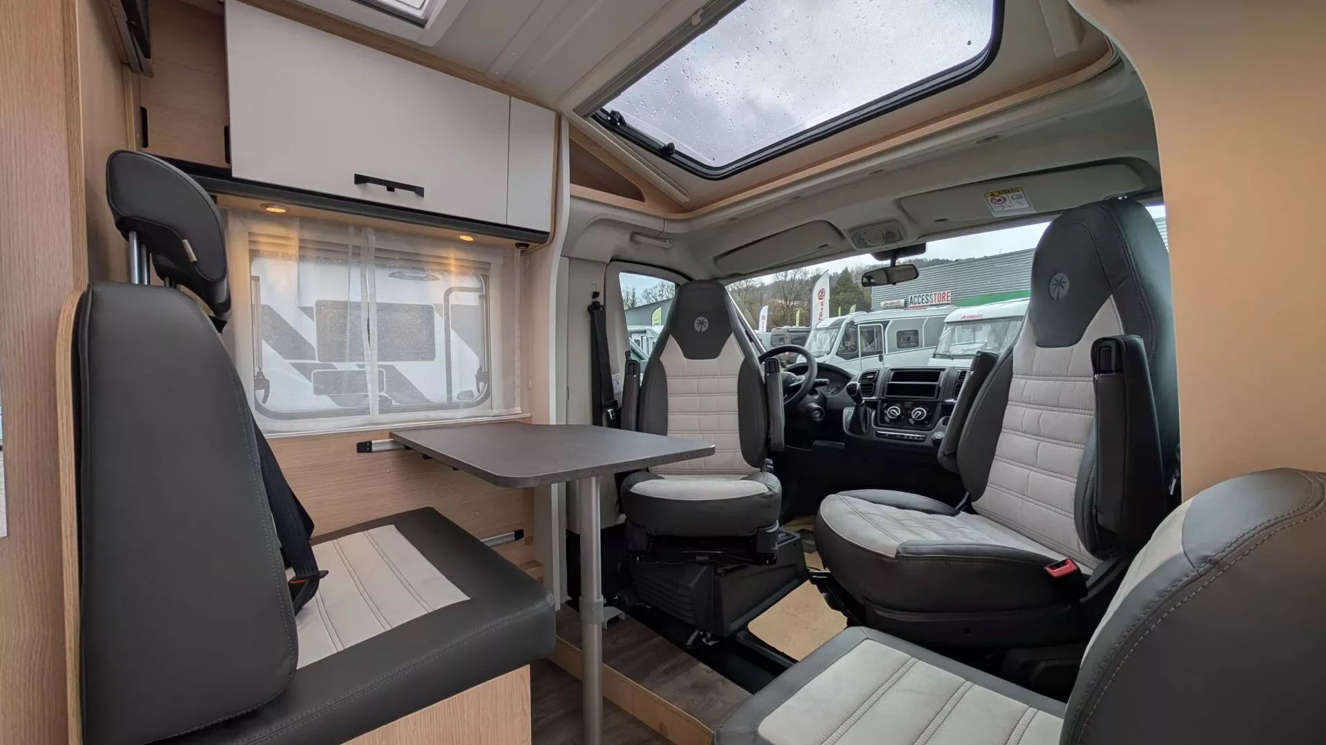 Intérieur d'un camping-car moderne avec sièges et table pliante