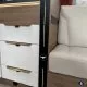 Intérieur de camping-car avec tiroirs en bois et siège beige