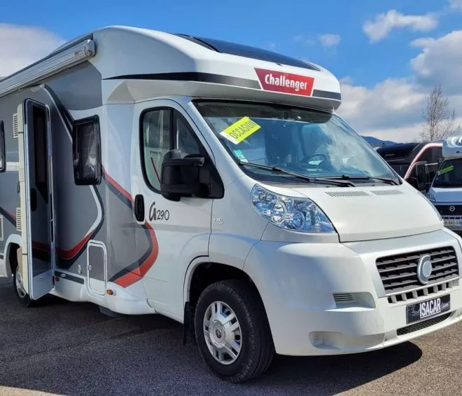 Camping-car Challenger A290 stationné sur un parking