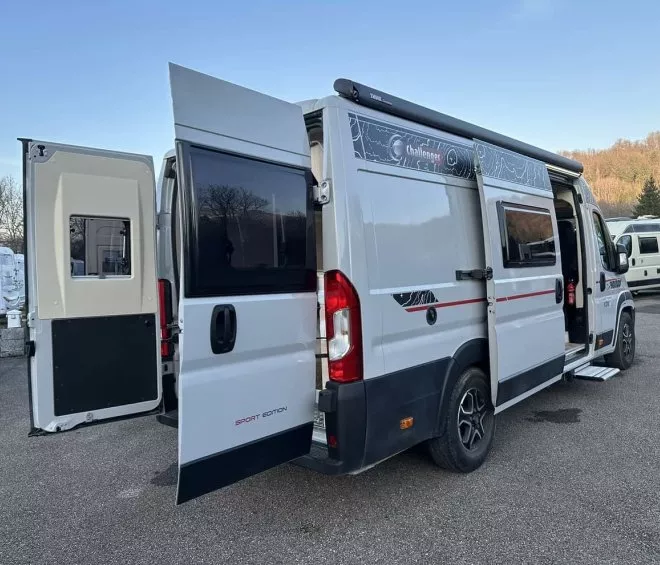 Camping-car Challenger stationné avec portes ouvertes