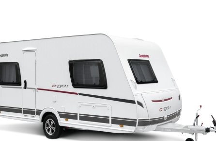 Caravane blanche Dethleffs c'go avec fenêtres noires et attelage visible