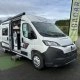 Camping-car blanc Challenger stationné devant un bâtiment Isacar