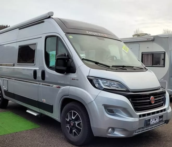 Camping-car Campérêve Magellan stationné en extérieur
