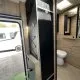 Intérieur d'un camping-car avec réfrigérateur et toilettes modernes