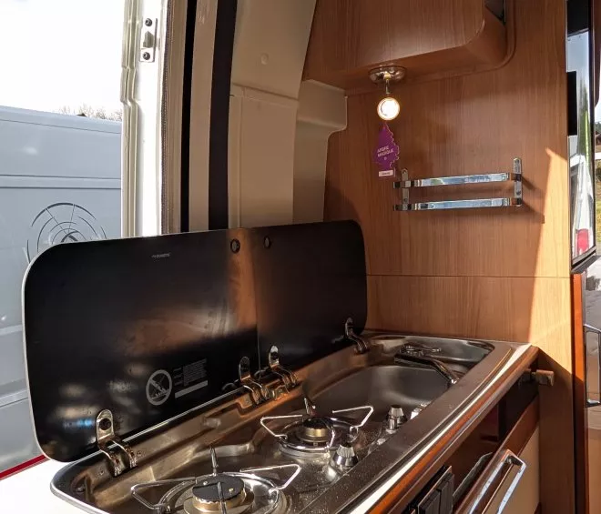 Cuisine compacte avec plaques de cuisson dans un camping-car moderne