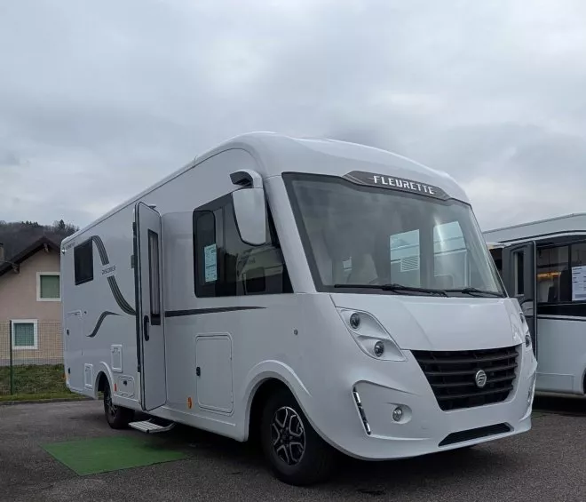 Camping-car Fleurette blanc stationné sur un parking