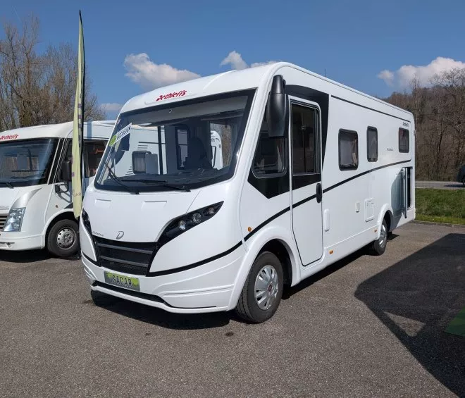 Camping-cars stationnés sur un parking par une journée ensoleillée