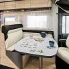 Intérieur d'un camping-car avec table dressée pour le thé et jeu de société.