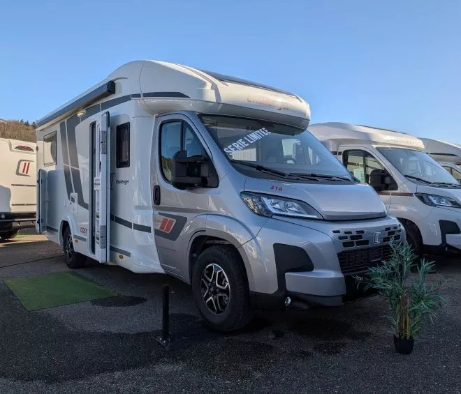 Camping-car Challenger gris stationné en extérieur, modèle 318