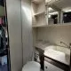 Salle de bain compacte avec toilettes et lavabo dans un camping-car moderne