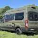 Fourgon aménagé Sunlight Cliff 4x4 stationné dans un champ verdoyant