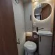 Salle de bain compacte dans un camping-car moderne avec toilettes et lavabo