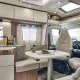 Intérieur d'un camping-car moderne avec coin repas et sièges confortables