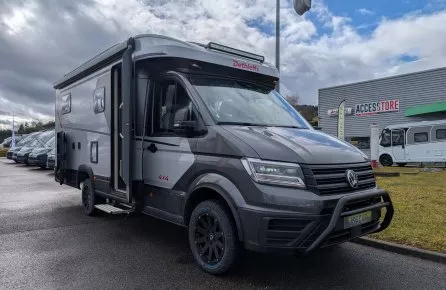 Camping-car Dethleffs 4x4 sur un parking devant un magasin Accesstore