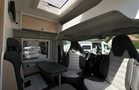 Intérieur d'un camping-car moderne avec sièges et table pliante