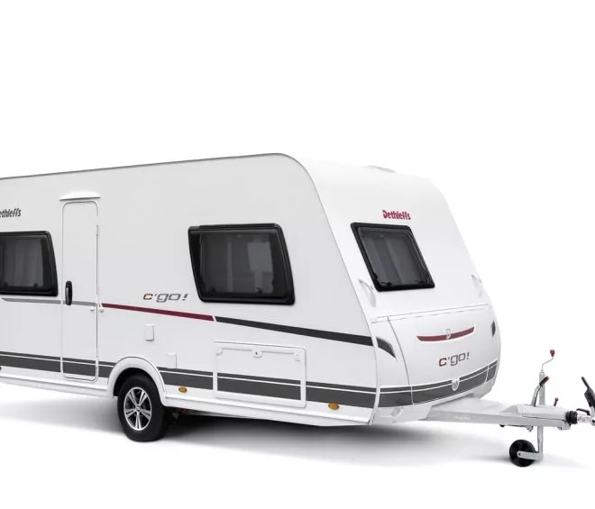 Caravane blanche Dethleffs c'go avec fenêtres noires et attelage visible