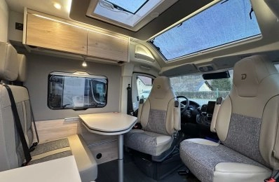 Intérieur d'un camping-car moderne avec sièges et table pliante