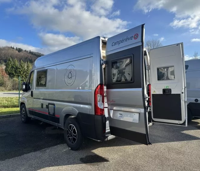 Fourgon aménagé Campérêve stationné en extérieur, portes arrière ouvertes