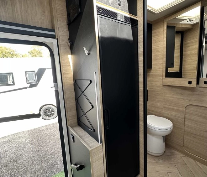 Intérieur d'un camping-car avec réfrigérateur et toilettes modernes