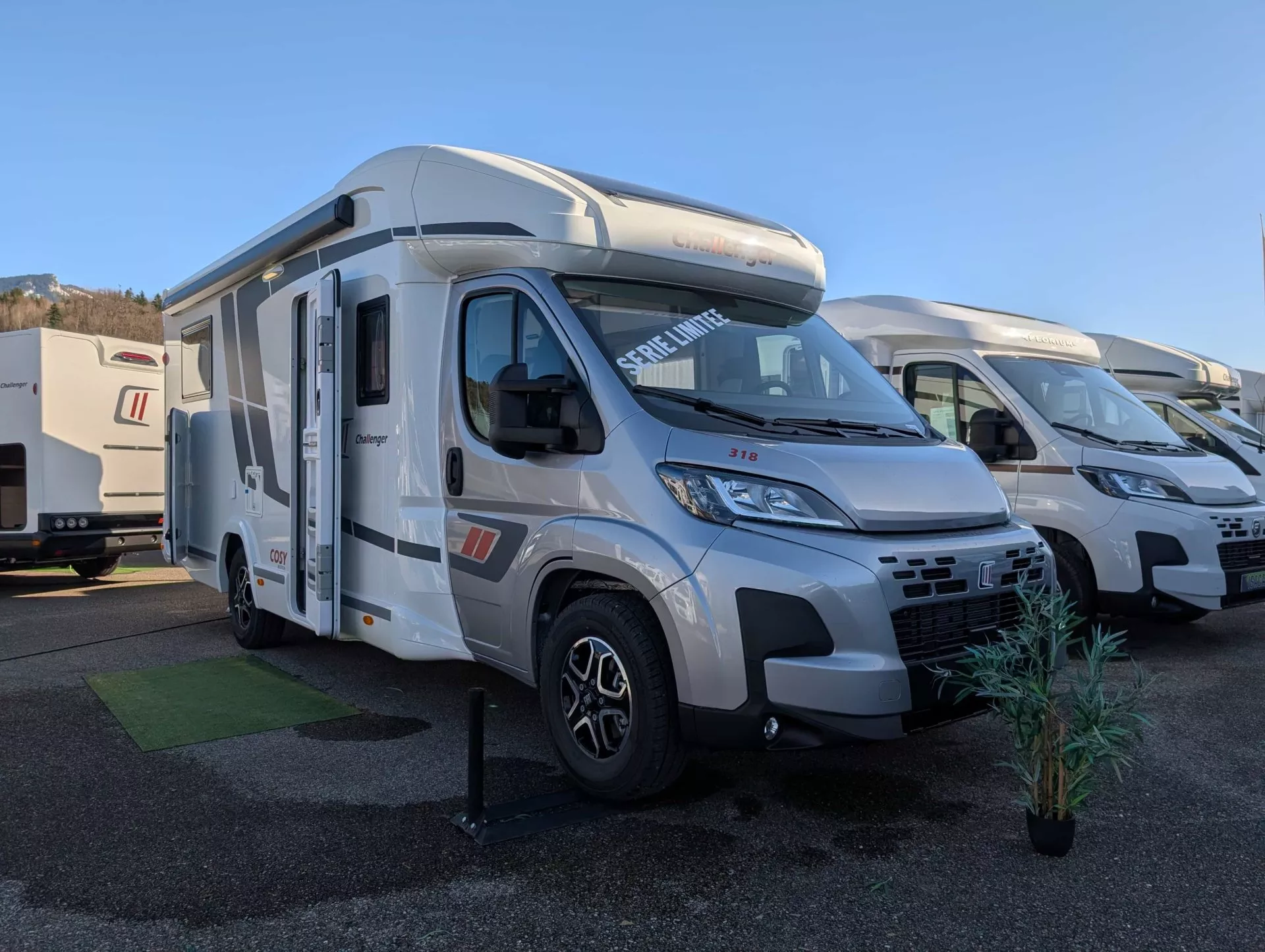 Camping-car Challenger gris stationné en extérieur, modèle 318