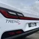 Vue arrière d'un véhicule blanc avec logo Trend GT et plaque Isacar