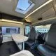Intérieur d'un camping-car moderne avec sièges en cuir et table pliante