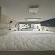 Intérieur d'un camping-car avec lit double et rangement