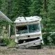 Camping-car abandonné et endommagé en forêt