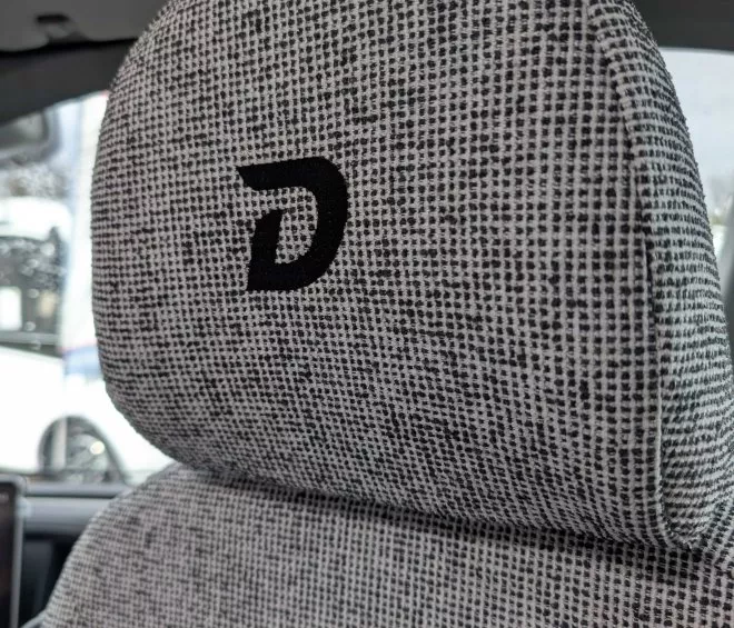 Appuie-tête de siège de voiture avec motif tissé et logo D brodé