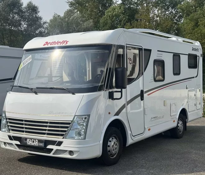 Camping-car Dethleffs blanc stationné sur un parking, modèle d'occasion.