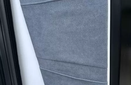 Porte de réfrigérateur avec housse grise et logo Challenger visible