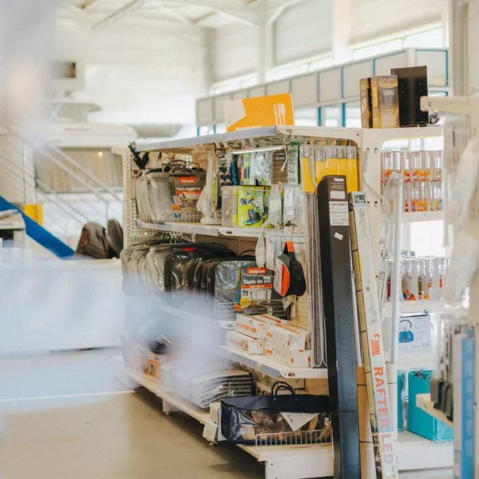 Rayon de magasin avec accessoires de camping et équipements divers