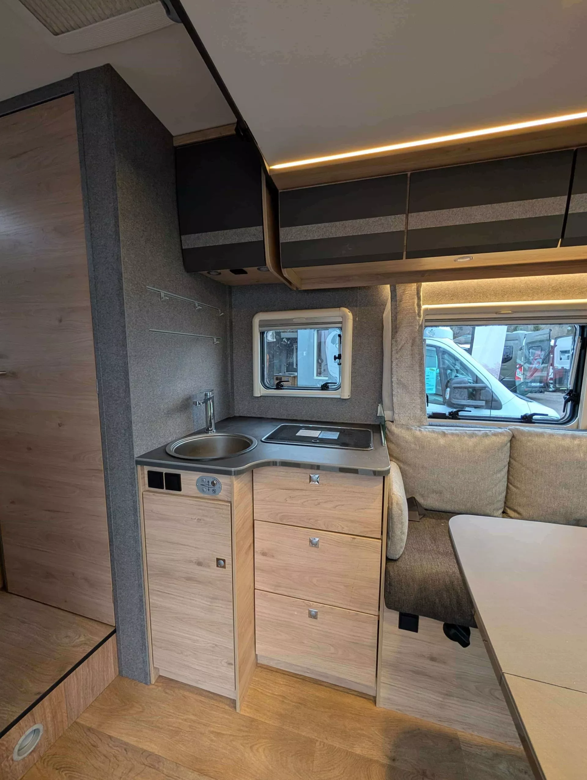 Intérieur d'un camping-car avec kitchenette moderne et coin salon