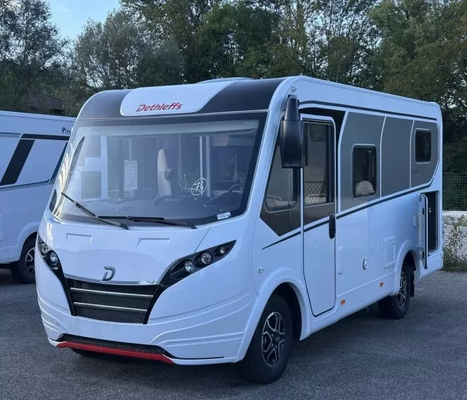 Camping-car Dethleffs blanc stationné en extérieur