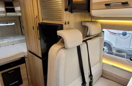 Intérieur d'un camping-car moderne avec sièges en cuir et éclairage LED