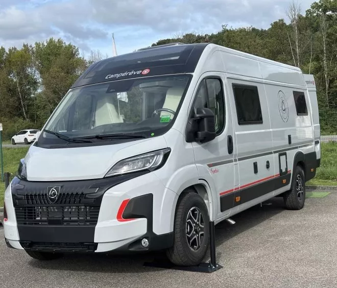 Camping-car blanc Campérêve stationné sur une aire de repos.