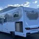 Camping-car Dethleffs Globebus GT stationné devant un bâtiment industriel