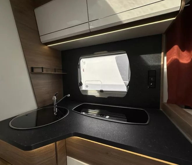 Cuisine moderne de caravane avec évier et plaque de cuisson intégrés