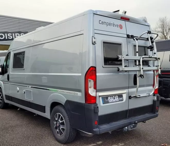 Camping-car Campérêve stationné devant un magasin Isacar Loisirs