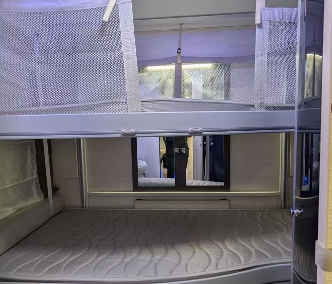 Lits superposés dans un camping-car moderne avec éclairage LED